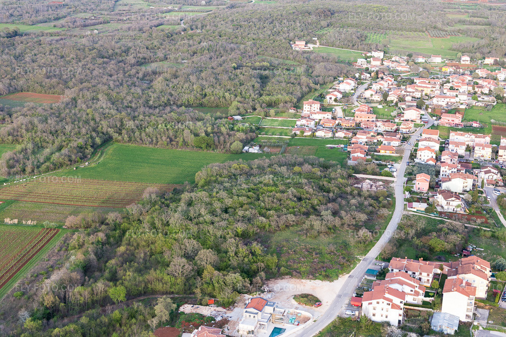 Aerial view: View of the town in Vrvari in the state Gespanschaft Istrien, Croatia. – Photo: IMG_106381.jpg taken on 04/14/2018 by Werner Riehm/FLY-FOTO.com – Resolution of the original: 5472 x 3648 px
