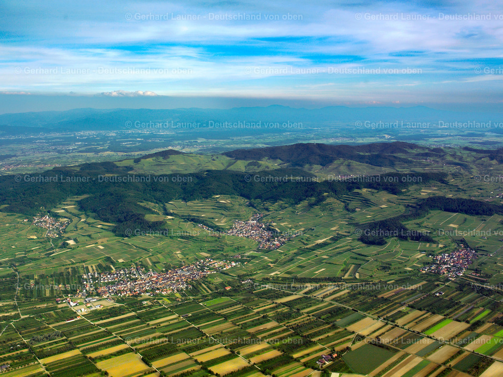 2597020 | Blick über den Kaiserstuhl bei Königschaffhausen in Richtung Freiburg