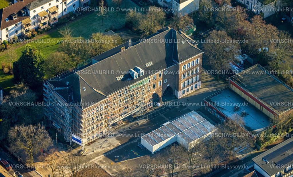 Duisburg241202162 | Luftbild, Gemeinschaftsgrundschule GGS Habichtstraße, Baustelle mit Baugerüst an der Fassade, Wanheimerort, Duisburg, Ruhrgebiet, Nordrhein-Westfalen, Deutschland