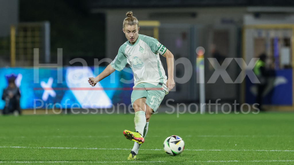 Fussball, Google Pixel Frauen-Bundesliga, TSG 1899 Hoffenheim - SV Werder Bremen | v.li.: Michelle Ulbrich (SV Werder Bremen, 5) am Ball, Freisteller, Einzelbild, Ganzkörper, Aktion, Action, Spielszene, DIE DFB-RICHTLINIEN UNTERSAGEN JEGLICHE NUTZUNG VON FOTOS ALS SEQUENZBILDER UND/ODER VIDEOÄHNLICHE FOTOSTRECKEN. DFB REGULATIONS PROHIBIT ANY USE OF PHOTOGRAPHS AS IMAGE SEQUENCES AND/OR QUASI-VIDEO.