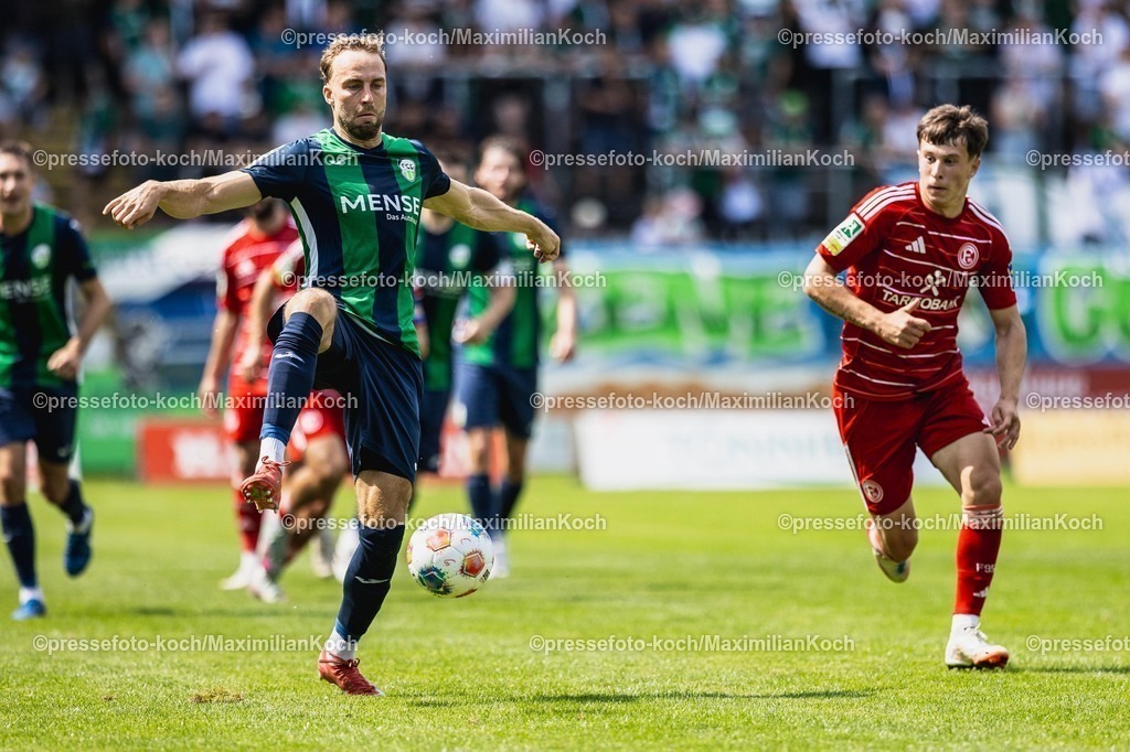 xkwix09082501016 | 09.08.2025, xkwix, Fußball, Regionalliga West, FC Gütersloh - Fortuna Düsseldorf 2, Ohlendorf Stadion im Heidewald: Maksym Len (Fortuna Düsseldorf II #21)im Zweikampf gegen Julius Langfeld ( FC Gütersloh #10 )