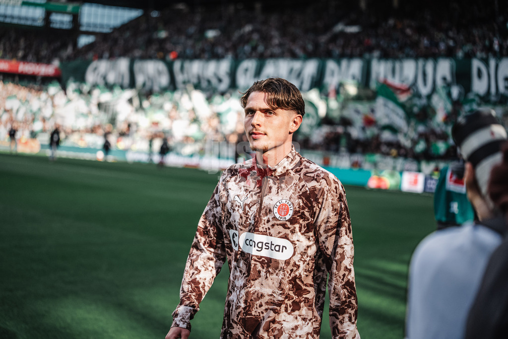 Fußball | Männer | Saison 2025/2026 | 1. Fußball-Bundesliga | 6. Spieltag | SV Werder Bremen vs. FC St. Pauli | 04.10.2025 | Erik Ahlstrand (#20, FC St. Pauli) läuft ins Stadion ein