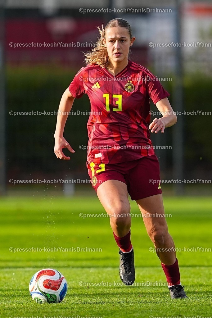 xYDRx29112501063 | 29.11.2025, xydrx, Fußball, Länderspiel, EM-Qualifikation U19-Frauen, Deutschland - Färöer, Sportschule Wedau: Svenja Voehringer (GER 13)DFB regulations prohibit any use of photographs as image sequences and or quasi-video.Photo: xYannisxDreimannxPressefotokochx