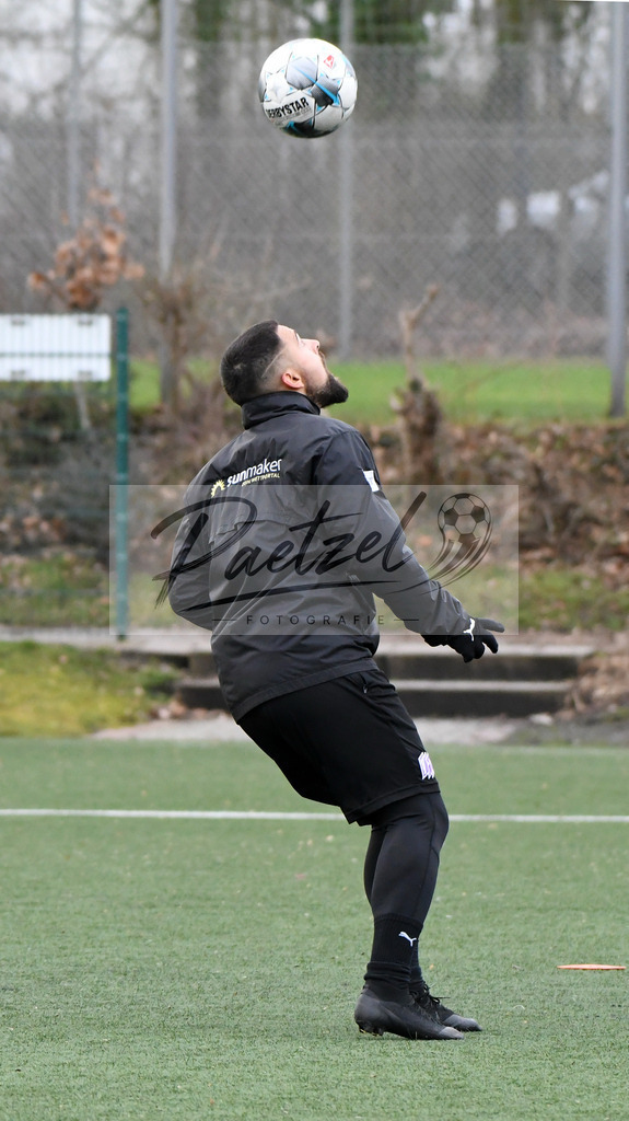 20200131_TRAOSN_0137 | Fußball, Herren: Marcos Alvarez (VfL Osnabrueck) in Aktion, am Ball, Einzelaktion waehrend der Trainingseinheit des VfL Osnabrueck im Sportpark Illoshoehe am 31.01.2020 in Osnabrueck, Deutschland. - Realisiert mit Pictrs.com