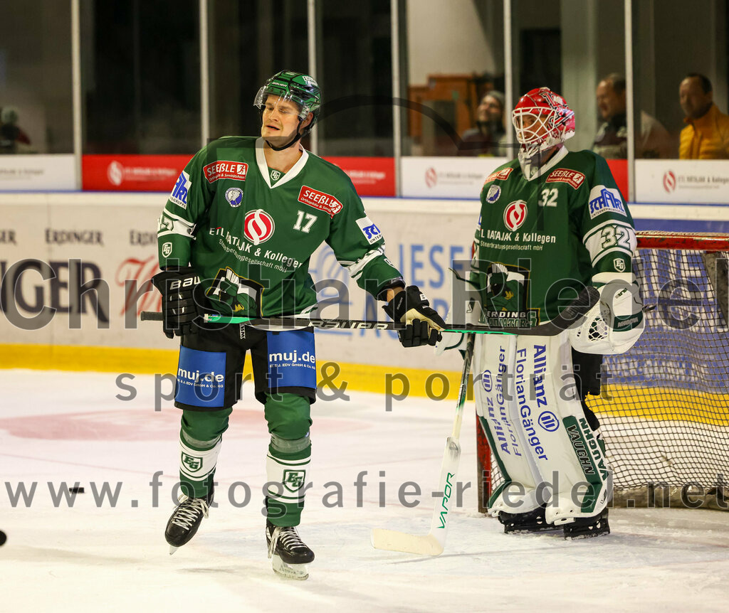 2023-10-20_087_TSV_Erding_gegen_EHC_Klostersee | Erding, Deutschland, 20.10.2023:.Eishockey, Bayernliga Vorrunde 2023 / 2024, 2. Spieltag, TSV Erding gegen EHC Klostersee, Endergebnis: ..Elia Ostwald (Erding Gladiators, #17), Torwart Dimitri Pätzold (Erding Gladiators, #32)..Foto: Christian Riedel / fotografie-riedel.net