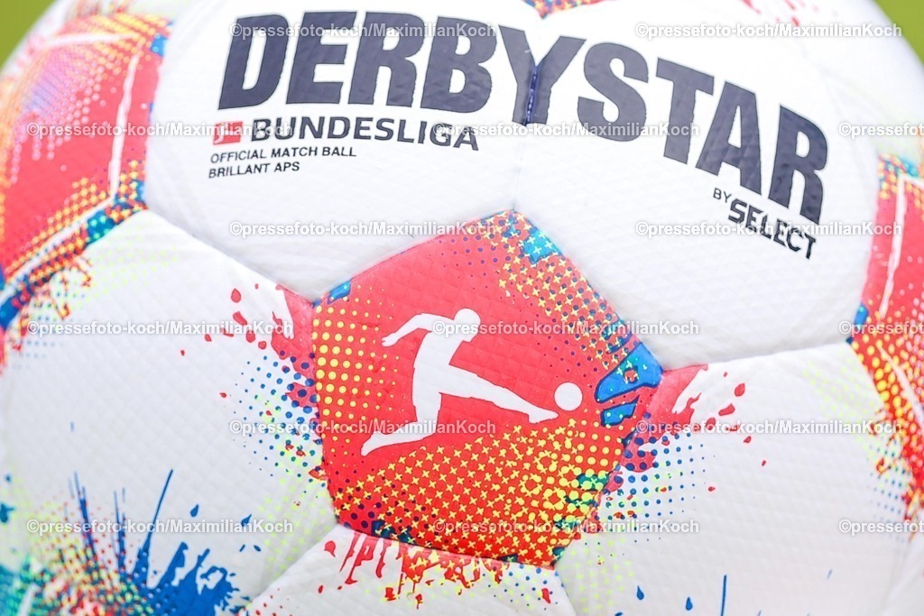 1FC12072501059 | 12.07.2025, Fußball, SV Bergisch Gladbach 09 - 1. FC Köln, Testspiel, BELKAW-Arena, Saison 2025 2026: Nahaufnahme offizieller Spielball der 1. Fußballbundesliga Bundesliga Derbystar Select mit Logo Emblem der BLDFB regulations prohibit any use of photographs as image sequences and or quasi-video.