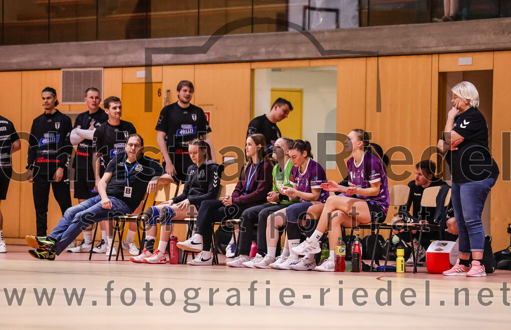 2024-11-24_122_SpVgg_Altenerding_gegen_HC_Donau-Paar_II | Erding, Deutschland, 24.11.2024:Handball, Bezirksoberliga Frauen Altbayern 2024 / 2024, 6. Spieltag, SpVgg Altenerding gegen HC Donau/Paar II, Endergebnis: 24:24Trainer Stefan Bernauer (SpVgg Altenerding), Lara Kullmann (SpVgg Altenerding, #16), Katharina Künstner (SpVgg Altenerding, #23), Sophie Lößl (SpVgg Altenerding, #14)Foto: Christian Riedel / fotografie-riedel.net