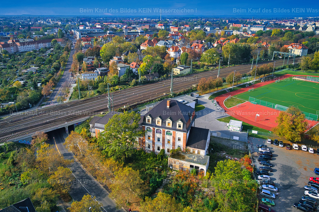 Magdeburg_Luftbild_Talente_80er_0028 | Diese Luftaufnahme gehört zu einer umfangreichen Sammlung weiterer Luftbilder aus Magdeburg. Sie zeigt die Landeshauptstadt aus einer außergewöhnlichen Perspektive und ergänzt die schönsten Ansichten um viele weitere interessante Motive. Selbstverständlich können auch diese Luftbilder als Download oder hochwertiges Wandbild erworben werden.
 - Realisiert mit Pictrs.com