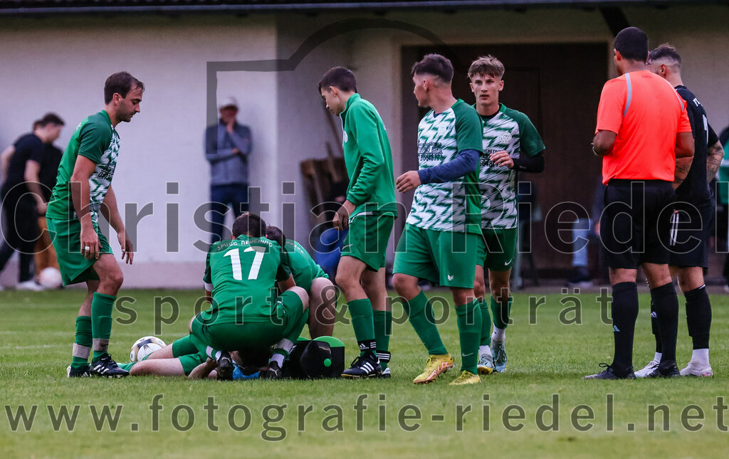 2023-07-25_105_SpVgg_Neuching_gegen_FC_Finsing | Neuching, Deutschland, 25.07.2023:
Fußball, A-Klasse 2023 / 2024, Toto Pokal, SpVgg Neuching gegen FC Finsing, Endergebnis: 2:4

Mathias Haberthaler (SpVgg Neuching, #17), Lukas Haberthaler (SpVgg Neuching, #16), Sven Wagner (SpVgg Neuching, #7), Schiedsrichter Marius Baumann

Foto: Christian Riedel / fotografie-riedel.net