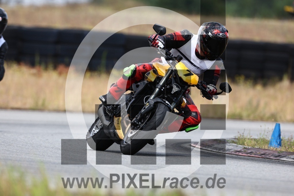 0007-20240706_02959 | Schöne Erinnerungen an spannende Momente - das festzuhalten ist unser Job. PIXELrace.de ist seit 2003 auf den Rennstrecken Europas unterwegs um die Action draußen beim Fahren und die wunderbare Stimmung imm Fahrerlager für euch einzufangen.