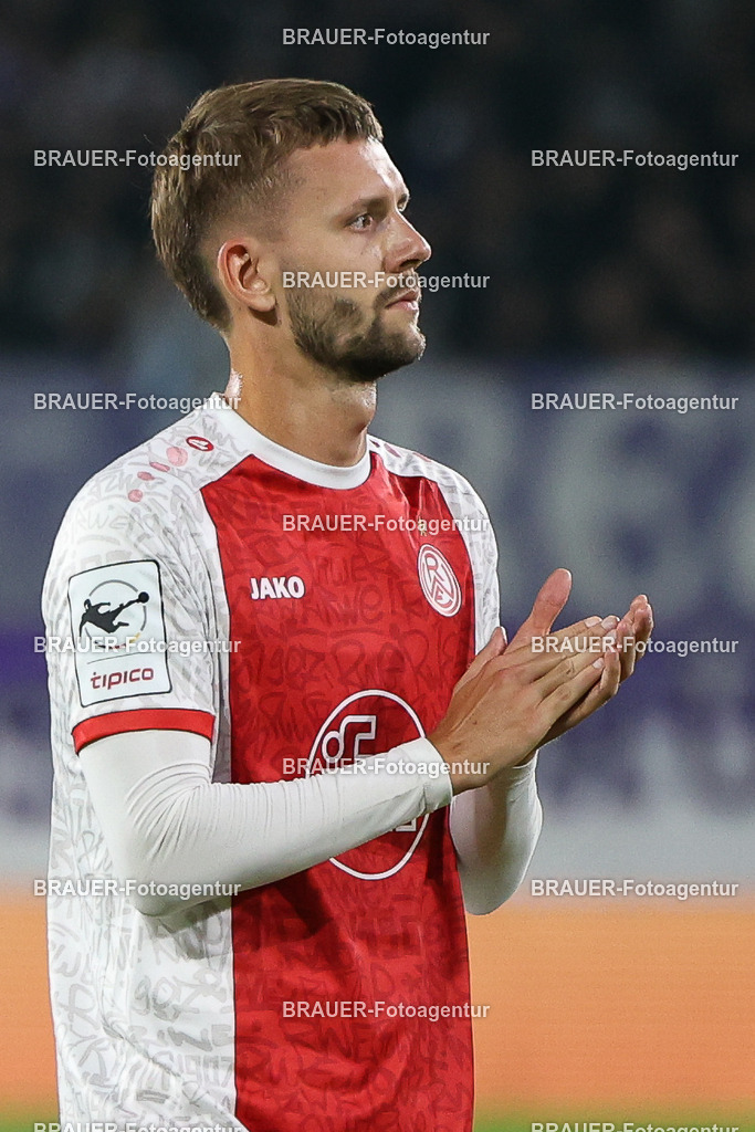 Rot-Weiss Essen - VFL Osnabrück | Essen, Deutschland, 17.09.2025 Torben Müsel  (Rot-Weiss Essen) klatscht zu den Fans nach dem Spielwährend des 3.Liga Spiels zwischen  Rot-Weiss Essen und VFL Osnabrück am 17.09.2025 im Stadion an der Hafenstraße in Essen. (Foto von Timo Bluhmki-Schmidt/Brauer Fotoagentur
