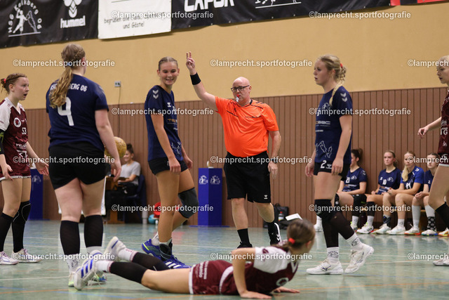 Handball I Juniorinnen I Saison 2026-2027 I Oberliga Schleswig-Holstein I 3. Spieltag I HSG Kalkberg 06 - TSV Bargteheide 136 | Matthias Kock (Schiedsrichter) zeigt Ida Marit Zickermann (9, HSG Kalkberg 06) die 2-Minuten Strafe - Realisiert mit Pictrs.com