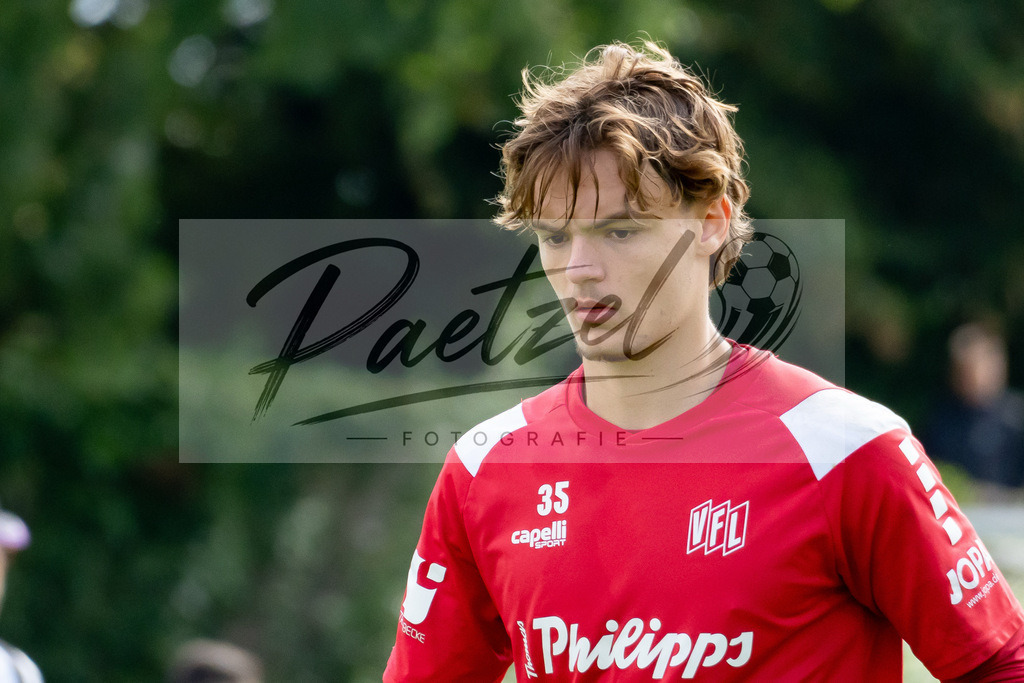 20260909_TRAOSN_0179 | Fußball, Herren: Torhüter Lowe Bjerlestam (VfL Osnabrück) schaut beim Training des VfL Osnabrück am 09.09.2026 im Sportpark Illoshöhe in Osnabrück, Deutschland.(Foto von Nico Paetzel) - Realisiert mit Pictrs.com