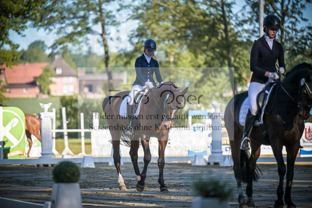 DOS_3674 | Entdecke hochwertige Reitturnierfotos von Foto Oger. Professionell, emotional und authentisch – jetzt Lieblingsmomente im Shop bestellen.Deutschlandweite Turnierfotografie. - Realisiert mit Pictrs.com