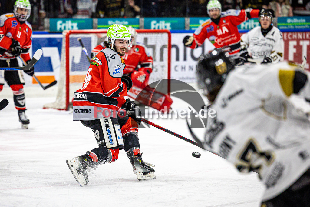 TSV Peißenberg MINERS gegen EHC Königsbrunn PINGUINE | Eishockey Bayernliga Herren Playoffs Viertelfinale 2024/25 - Spiel 6 von 7, TSV Peißenberg MINERS gegen EHC Königsbrunn PINGUINE, 20250221,Block von Lynnden PASTACHAK (MINERS 96),2025-02-21 in Peißenberg (Eisstadion Peißenberg)Lynnden PASTACHAK (MINERS 96)Copyright: WolfgangxLindner foto-lindner.de