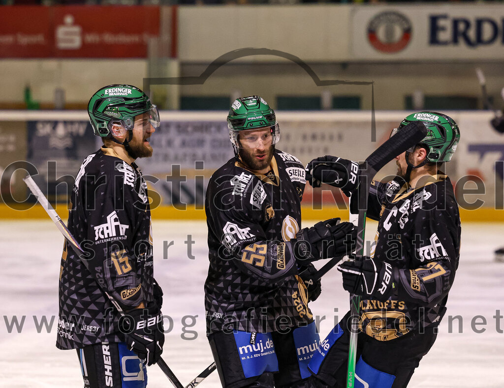 2024-03-08_067_TSV_Erding_gegen_EHC_Koenigsbrunn | Erding, Deutschland, 08.03.2024:
Eishockey, Bayernliga Playoffs 2023 / 2024, 1. Spieltag, TSV Erding gegen EHC Königsbrunn, Endergebnis: 3:0

Elias Maier (Erding Gladiators, #15), Petr Pohl (Erding Gladiators, #55), Philipp Michl (Erding Gladiators, #77)

Foto: Christian Riedel / fotografie-riedel.net