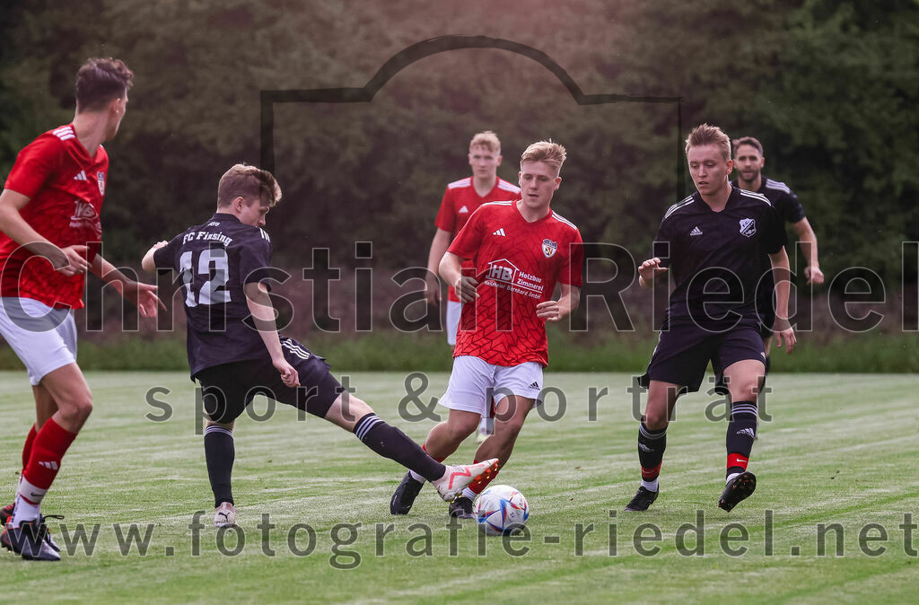 2023-08-25_010_FC_Finsing_gegen_FC_Lengdorf | Finsing, Deutschland, 25.08.2023:
Fußball, Kreisliga 2023 / 2024, 6. Spieltag, FC Finsing gegen FC Lengdorf, Endergebnis: 5:0

Fabian Kövener (FC Finsing, #12), Simon Nußrainer (FC Lengdorf, #9), Marco Simml (FC Finsing, #19)

Foto: Christian Riedel / fotografie-riedel.net