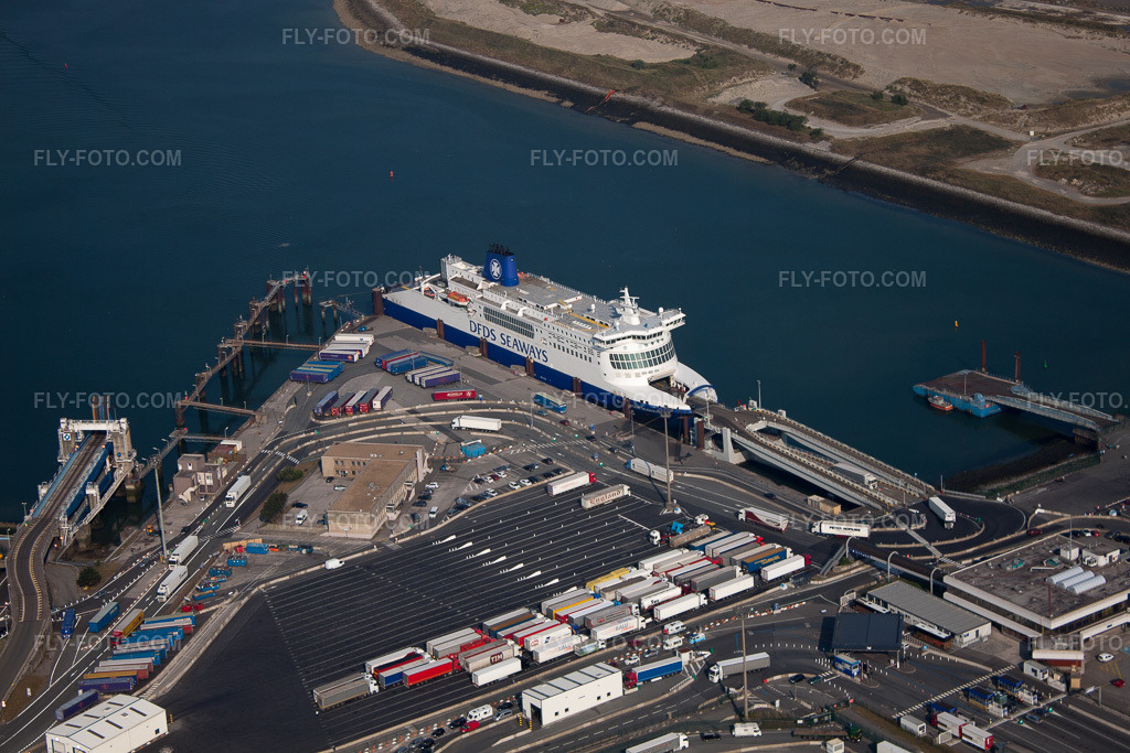 Aerial view: Channel ferry in the port on the sea coast of the Dunkirk Channel ferry port in Loon-Plage in the state North, France. – Photo: IMG_58985.jpg taken on 07/22/2013 by Werner Riehm/FLY-FOTO.com – Resolution of the original: 4752 x 3168 px