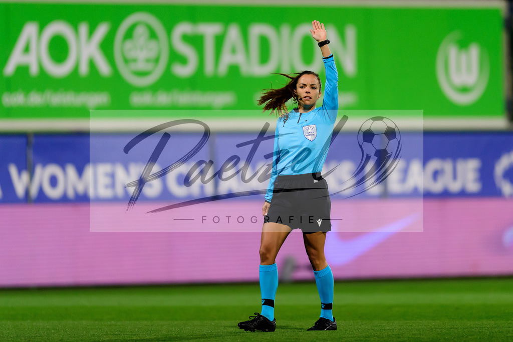 WOBJUV20211118_094 | Fussball, Frauen: Referee Marta Huerta De Aza gestikuliert, Gestik bei dem Spiel der UEFA Women´s Champions League zwischen VfL Wolfsburg und Juventus Turin im AOK-Stadion am 18.11.2021 in Wolfsburg, Deutschland. - Realisiert mit Pictrs.com