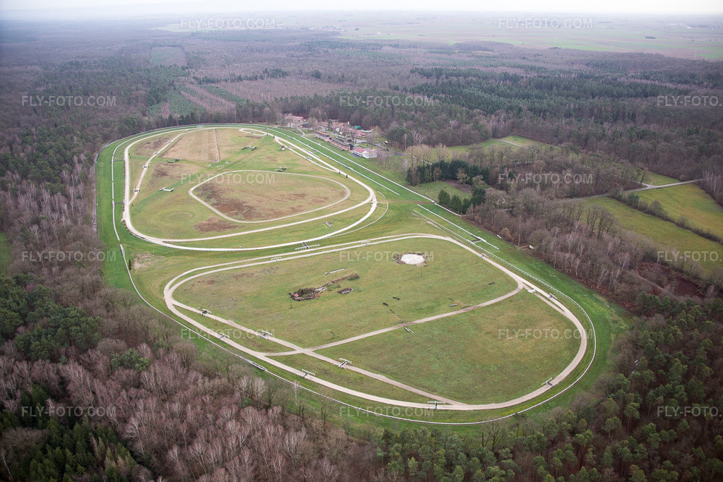 Aerial view: Hippodrome de la hardt in the district Altenstadt in Wissembourg in the state Bas-Rhin, France. – Photo: IMG_085852.jpg taken on 01/08/2016 by Werner Riehm/FLY-FOTO.com – Resolution of the original: 5472 x 3648 px
