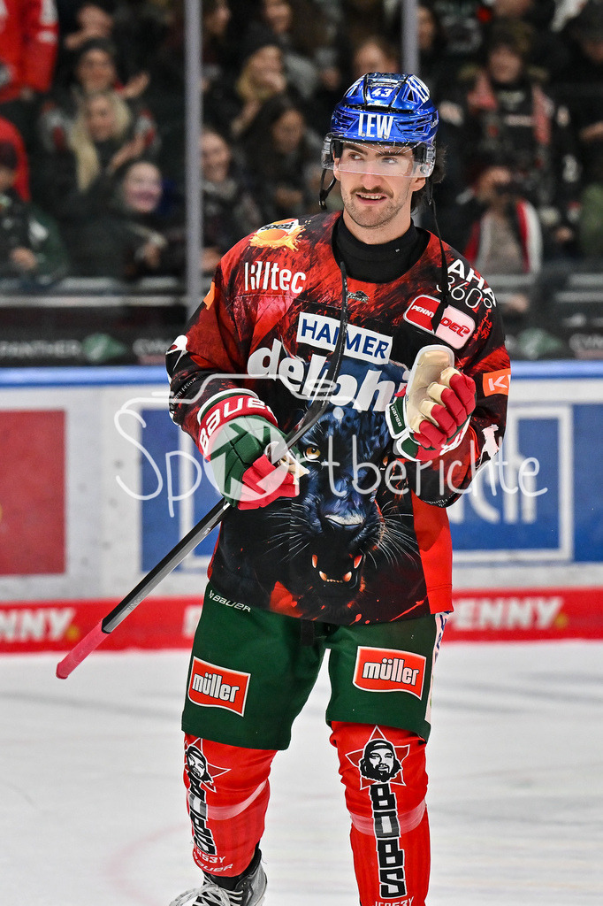 Augsburger Panther - Straubing Tigers | Die Panther feiern zusammen mit den Fans den Heimsieg gegen Straubing / DEL: Augsburger Panther - Straubing Tigers, Curt Frenzel Stadion am 29.11.2024 / Leon VAN DER LINDE (Augsbuerger Panther #43)