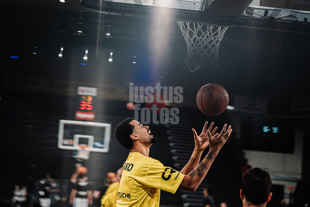 Basketball | Männer | Saison 2024/2025 | easyCredit Basketball Bundesliga | 4. Spieltag | Veolia Towers Hamburg vs. EWE Baskets Oldenburg | 06.10.2024 | Norris Agbakoko (#17, EWE Baskets Oldenburg)