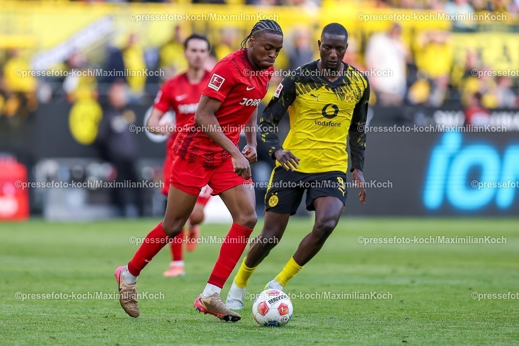 BVB26042601063 | 26.04.2026, Fußball, Borussia Dortmund - SC Freiburg, 1. Fußball Bundesliga, 31. Spieltag, Signal Iduna Park, Saison 2025 2026: Bruno Ogbus&nbsp;(SC Freiburg #43) im Zweikampf gegen  Serhou Guirassy&nbsp;(BVB #09)  DFB regulations prohibit any use of photographs as image sequences and or quasi-video.