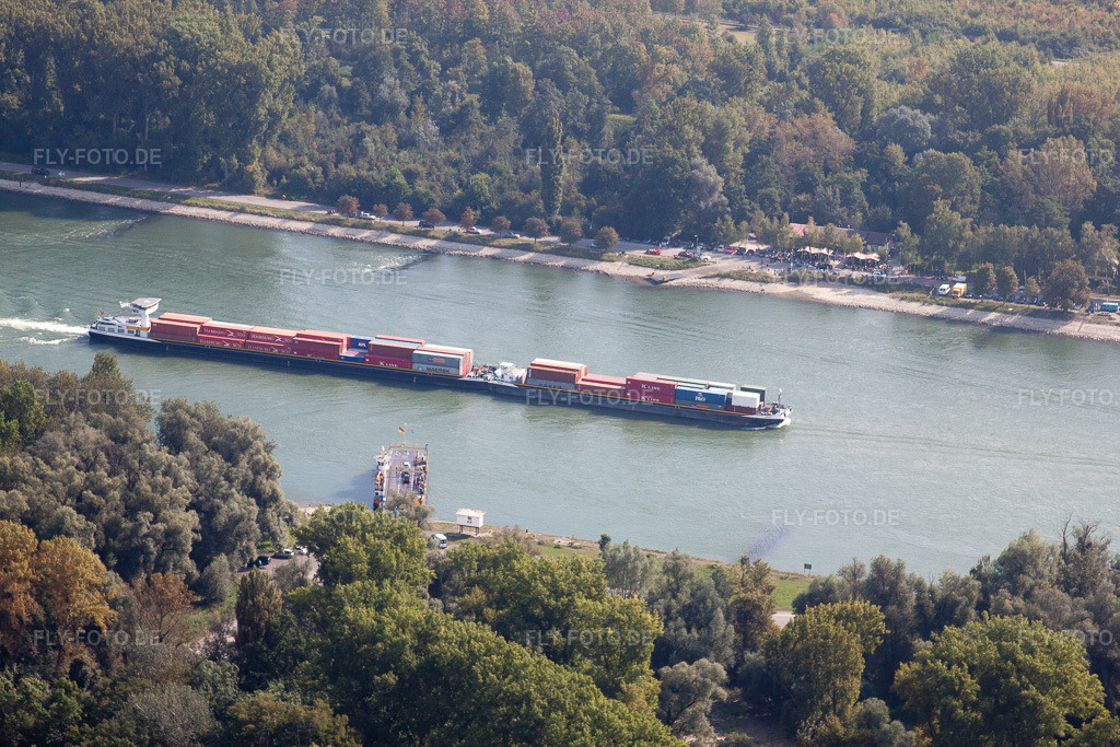 Luftbild: Schiff der Binnenschiffahrt in Fahrt auf der Wasserstraße des Flußverlaufes des Rhein im Ortsteil Leopoldshafen in Eggenstein-Leopoldshafen im Bundesland Baden-Württemberg in Deutschland. Foto: IMG_21158.jpg vom 13.09.2009 durch Werner Riehm/FLY-FOTO.de