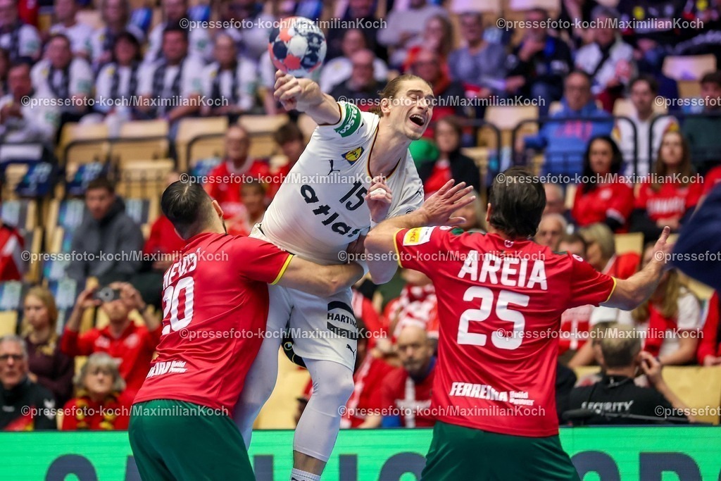 EHF22012601028 | 22.01.2026, Handball, Men's EHF EURO 2026, Deutschland - Portugal, Jyske Bank Boxen in Herning, Dänemark, Main Round:  Juri Knorr (Germany #15) im Zweikampf gegen   Miguel Jose Soares Neves (Portugal #20)  Antonio Antunes Baeta Rodrigues Areia (Portugal #25) 