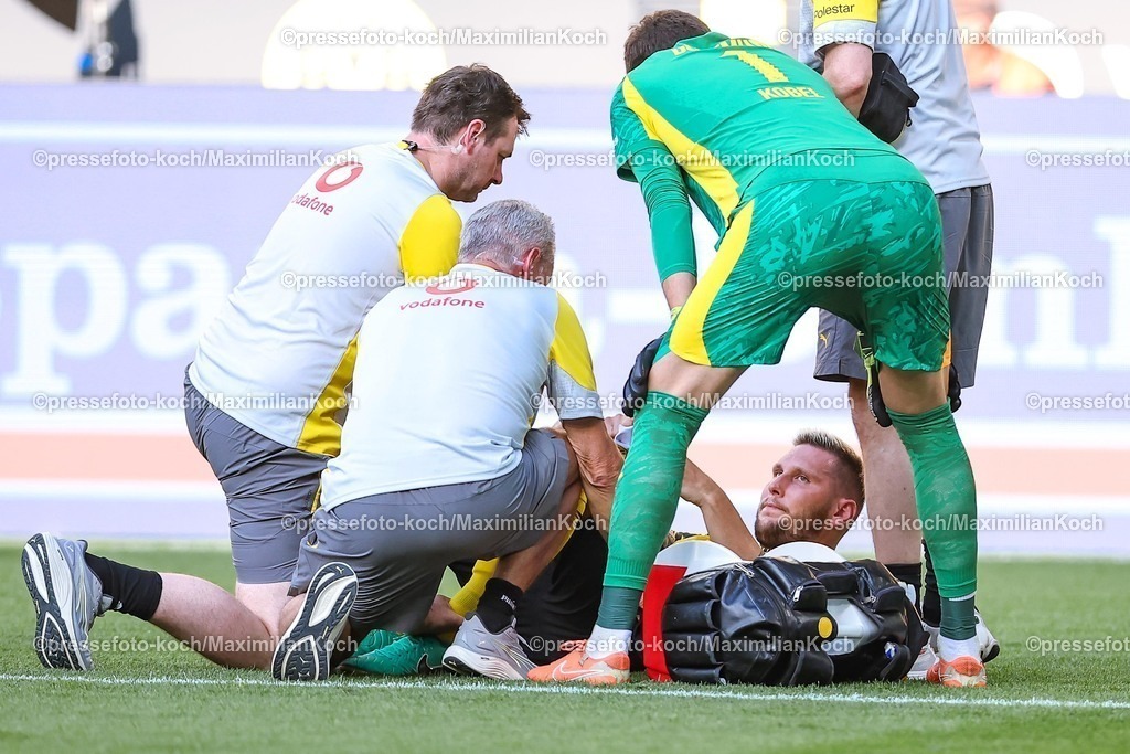 BVB10082501052 | 10.08.2025, Fußball, Borussia Dortmund - Juventus Turin, Testspiel, Signal Iduna Park, Saison 2025 2026: Niklas Süle&nbsp;(BVB #25) liegt verletzt auf dem Spielfeld und muss anschließend mit seiner Verletzung ausgewechselt werden.  DFB regulations prohibit any use of photographs as image sequences and or quasi-video.