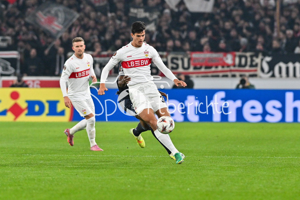 VfB Stuttgart - Feyenoord Rotterdam | STUTTGART, DEUTSCHLAND - 6. NOVEMBER: im Duell Chema ANDRES (VfB Stuttgart 30) und Cyle LARIN (Feyenoord Rotterdam 10) beim Ligaspiel zwischen dem VfB Stuttgart und Feyenoord Rotterdam am 4. Spieltag der Europa League in der MHP-Arena am 06.11.2025