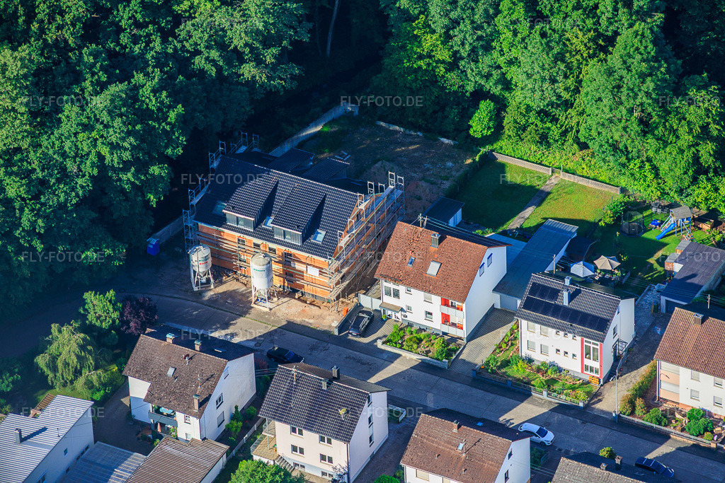 Luftbild: Baustelle für Neubau eines Sechsfamilienhaus in der Elsässer Straße in Kandel im Bundesland Rheinland-Pfalz in Deutschland. – Foto: IMG_157340.jpg vom 18.06.2026 durch Werner Riehm/FLY-FOTO.de – Auflösung des Originals: 6000 x 4000 px