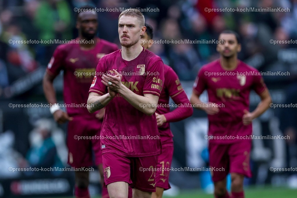 BMG21022502119 | 22.02.2025, Fußball, Borussia Mönchengladbach - FC Augsburg, 1. Fußball Bundesliga, Borussia-Park, Saison 2024 2025: Fredrik Jensen (FC Augsburg #24)DFB regulations prohibit any use of photographs as image sequences and or quasi-video.