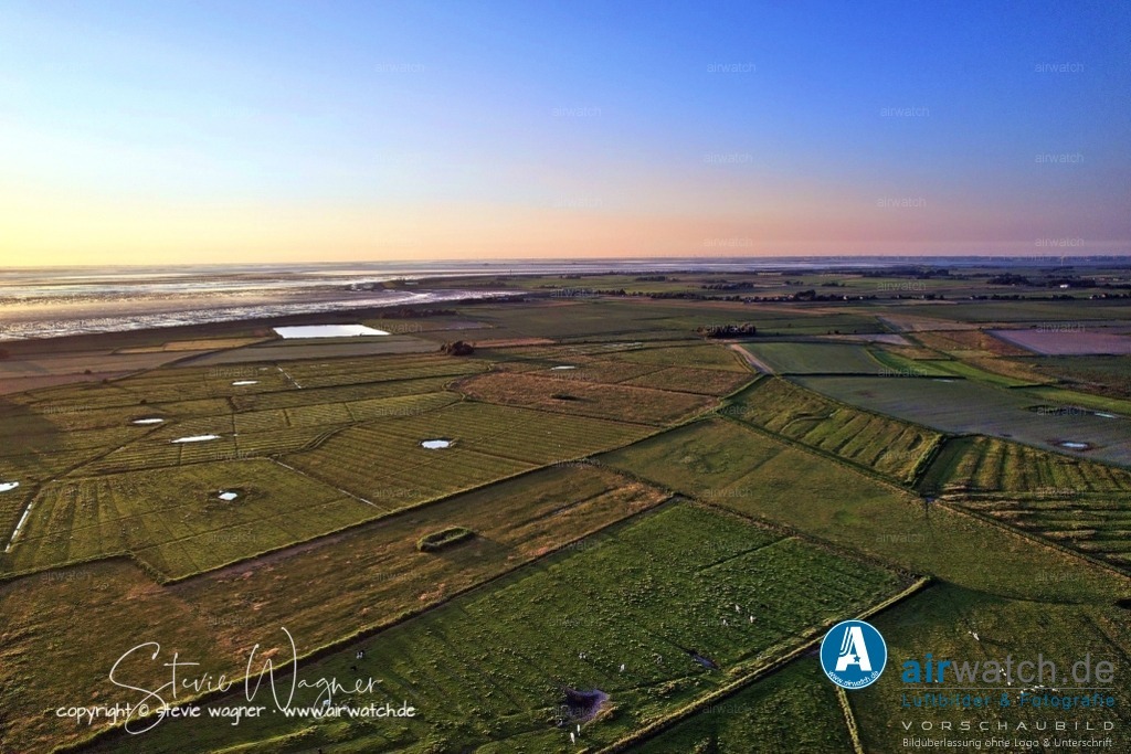 Luftbild Nordstrand, LangerDeich, Dreisprung, Püttenweg, Trendermarsch, Husumer Bucht | Luftbild Nordstrand, LangerDeich, Dreisprung, Püttenweg, Trendermarsch, Husumer Bucht - Der Trendermarschkoog befindet sich im Westen der Insel Nordstrand und grenzt an das Wattenmeer. Er ist nach der ehemaligen runden Insel Trendermarsch benannt, die nahe Alt-Nordstrand lag und bereits im 16. Jahrhundert angeeicht wurde. Die Eindeichung des Trendermarschkoogs erfolgte 1663 nach der schweren Sturmflut von 1634, die den westlichen Teil des Polders zerstörte und in eine Tidefläche verwandelte.