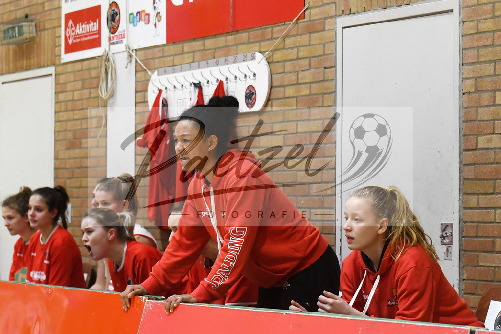20200209_PAOEBS_0015 | Basketball, Frauen: Cierra Coffin (Panthers Academy Osnabrueck) schaut waehrend des Spiels der 2. DBBL zwischen Panthers Academy Osnabrueck und Eintracht Braunschweig im datos – home of the panthers am 09.02.2020 in Osnabrueck, Deutschland. - Realisiert mit Pictrs.com