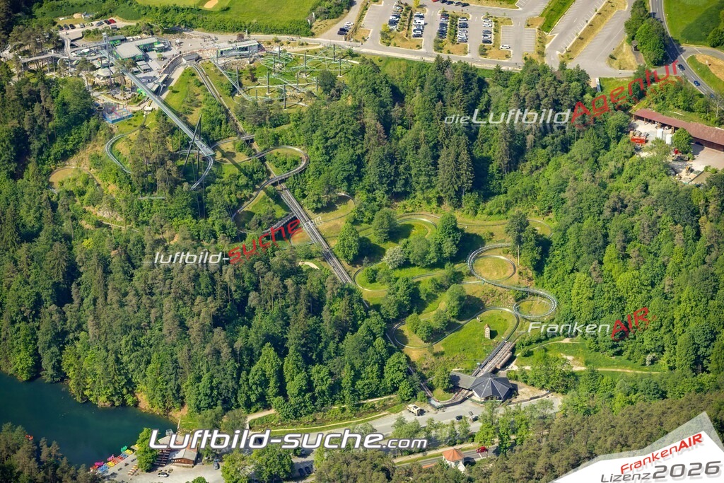 Das Luftbild zeigt Rodelbahn Pottenstein - Die Luftaufnahme wurde 2023 vom UL-Flugzeug aus erstellt ( keine Drohne ) - Hochauflösende Luftaufnahme - Für grossformatige Ausdrucke geeignet. Die Geschenkidee !Mit Lizenz und Bildrechte bestellbar