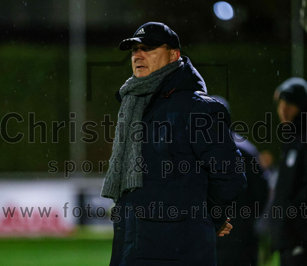 2023-11-03_047_FC_Schwaig_gegen_TuS_Holzkirchen | Oberding, Deutschland, 03.11.2023:
Fußball, Landesliga Südost 2023 / 2024, 19. Spieltag, FC Schwaig gegen TuS Holzkirchen, Endergebnis: 4:1

Trainer Thomas Seethaler (TuS Holzkirchen)

Foto: Christian Riedel / fotografie-riedel.net