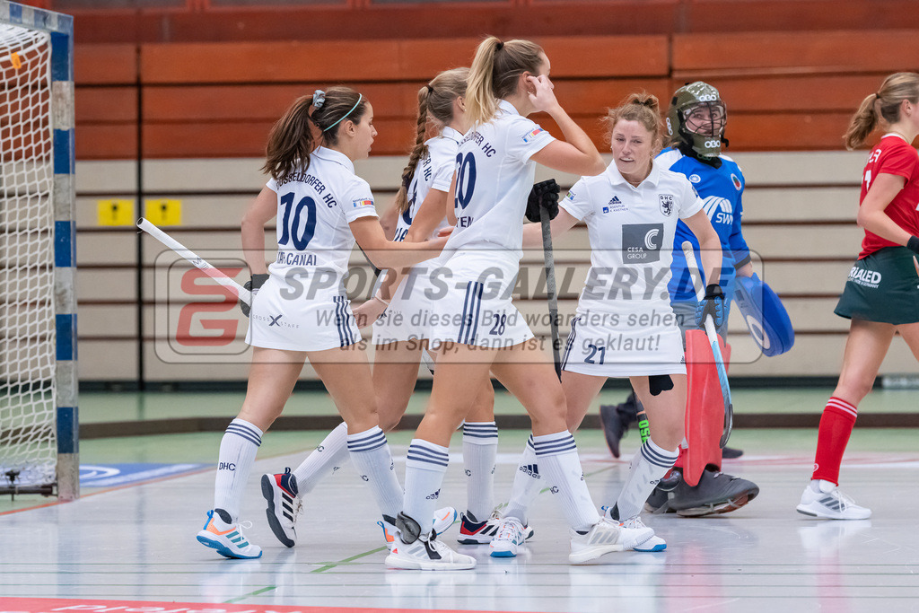 HK_20221126_101698 | 1. Bundesliga ( Halle ) Damen Crefelder HTC - Düsseldorfer HC am 27.11.2022 Crefelder HTC, Krefeld , Clara Ycart ( Düsseldorfer HC #10 ) , Sophia Schwabe ( Düsseldorfer HC #18 ) , Maike Schaunig ( Düsseldorfer HC #21 )