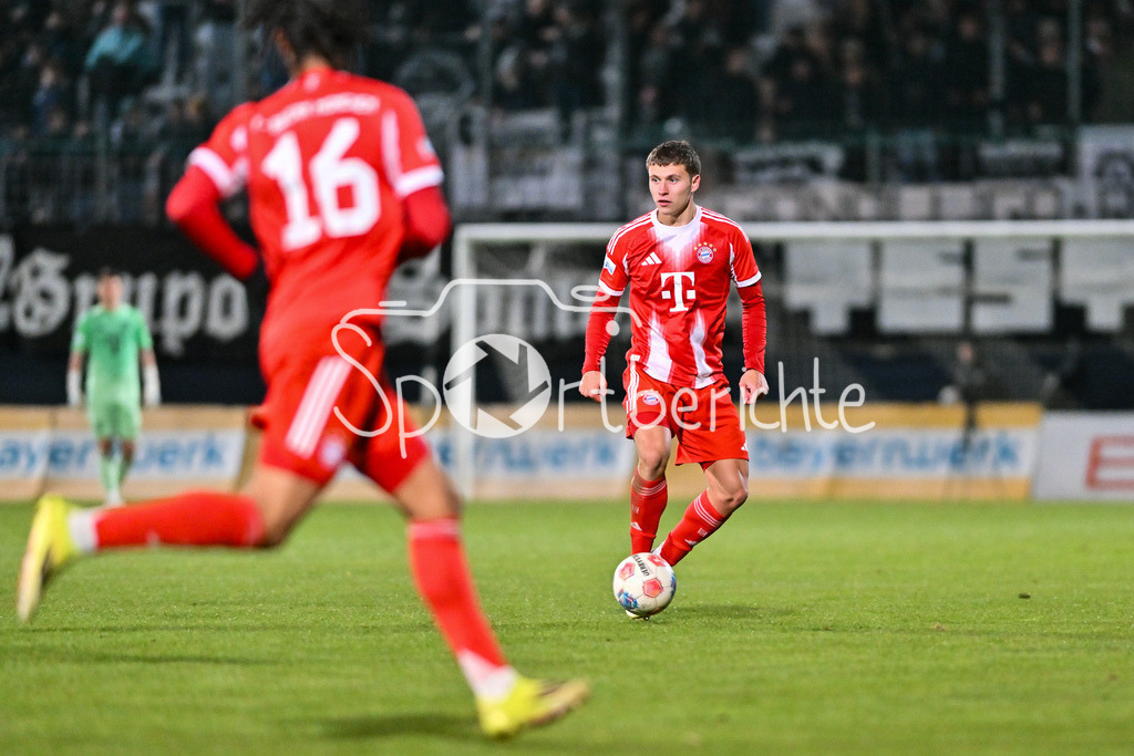 SV Wacker Burghausen - FC Bayern Amateure | BURGHAUSEN, GERMANY - 01. APRIL: am Ball Robert Edward Jr. DEZIEL (FC Bayern München II 5) während dem Match zwischen dem SV Wacker Burghausen und den Amateuren des FC Bayern München am 26. Spieltag der Regionalliga Bayern im Flatbuy Stadion