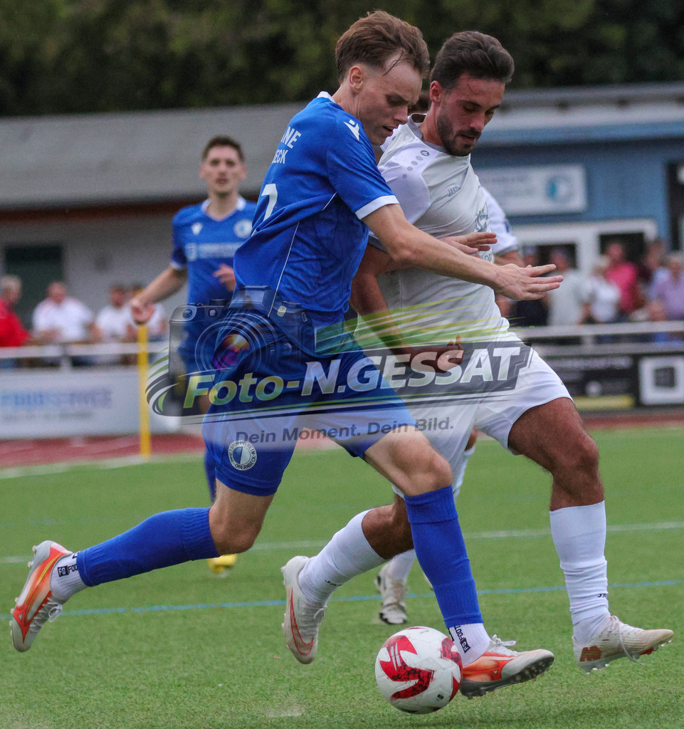 SV Löhne-Obernbeck - FC RW Kirchlengern | Auf dem Bild zu sehen: blau SV Löhne-Obernbeck: Lukas Jörg Husmeier ; grau FC RW Kirchlengern: Florent Berisha SV Löhne-Obernbeck, FC RW Kirchlengern, Saison 26/27, Kreispokal - Realisiert mit Pictrs.com