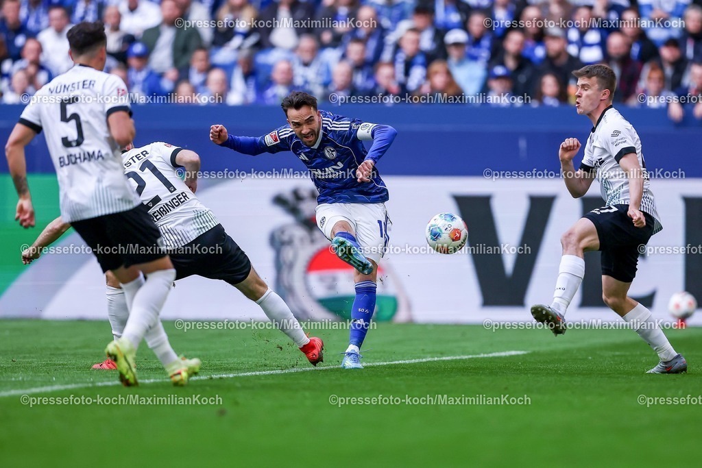 S0419042601004 | 19.04.2026, Fußball, FC Schalke 04 - SC Preußen Münster, 30. Spieltag, 2. Fußball Bundesliga, Veltins-Arena Gelsenkirchen, Saison 2025 2026: Kenan Karaman&nbsp;&nbsp;(Schalke04 #19) verschießt eine Torchance im Zweikampf gegen Rico Preißinger&nbsp;(Preussen Muenster #21) Jano ter Horst&nbsp;(Preussen Muenster #27) Yassine Bouchama&nbsp;(Preussen Muenster #05)   DFB regulations prohibit any use of photographs as image sequences and or quasi-video.