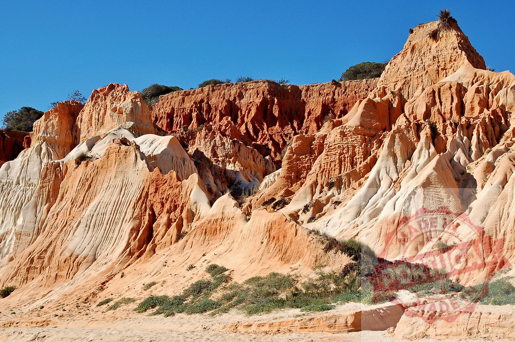 Albufeira Falesia Beach red rock cliffs and golden sand | Erosional formations creating patterns in red and orange rock cliffs along the coast - Realisiert mit Pictrs.com