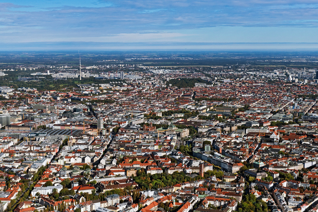 dr__0054266.jpg | MüNCHEN 07.10.2024 Stadtzentrum im Innenstadtbereich im Ortsteil Altstadt in München im Bundesland Bayern, Deutschland. Weiterführende Informationen bei: Landeshauptstadt München. // The city center in the downtown area in the district Altstadt in Munich in the state Bavaria, Germany. Further information at: Landeshauptstadt Muenchen. Foto: Daniel Reiter