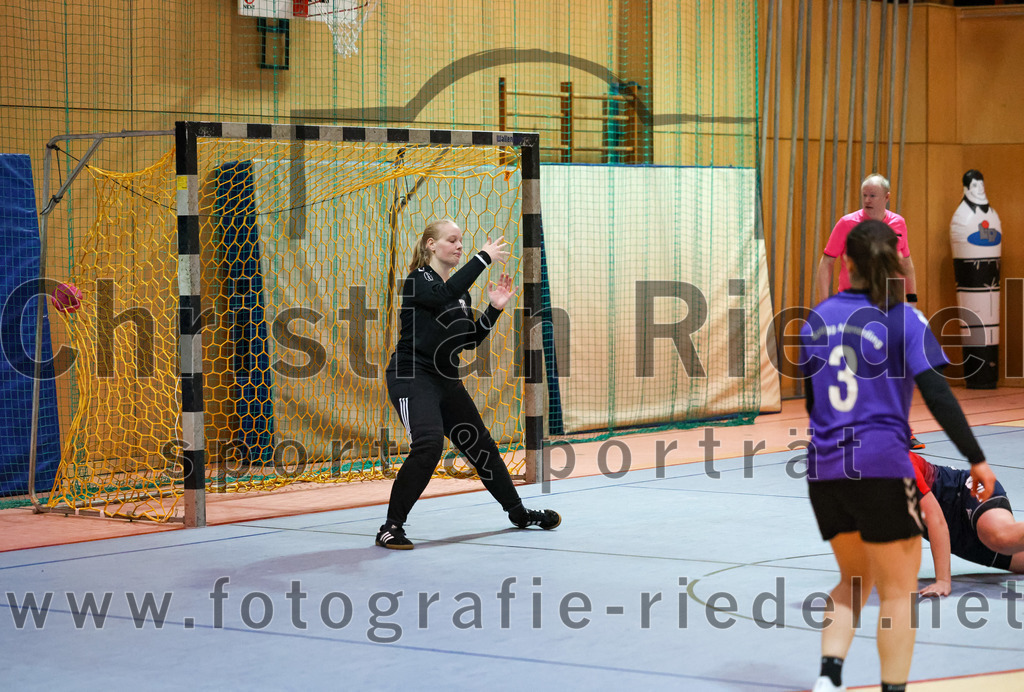 2022-11-19_097_SpVgg_Altenerding_gegen_HC_Donau-Paar | Erding, Deutschland, 19.11.2022:
Handball, Bezirksoberliga Frauen Altbayern 2022 / 2023, 5. Spieltag, SpVgg Altenerding gegen HC Donau/Paar, Endergebnis: 22:33

Torfrau Lara Kullmann (SpVgg Altenerding, #11)

Foto: Christian Riedel / fotografie-riedel.net