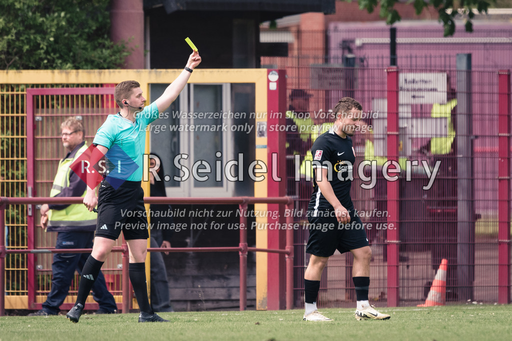 RS-1-045914 | Alexander Roppelt (Schiedsrichter) zeigt Vladislav Cherny (#15, Havelse) die gelbe Karte.