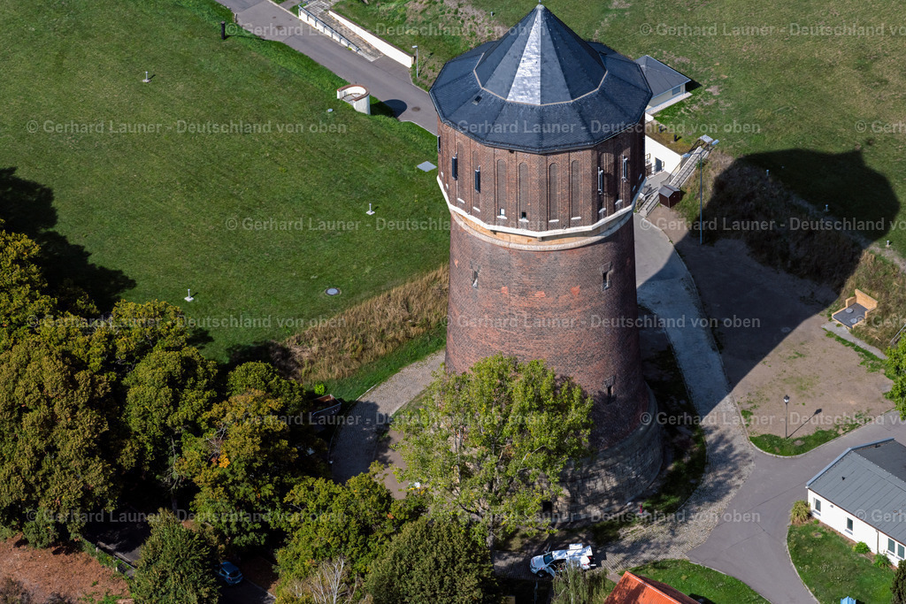 4039183 | LEIPZIG 14.09.2020 Bauwerk des Industriedenkmales Wasserturm in der Straße am Wasserwerk im Ortsteil Probstheida in Leipzig im Bundesland Sachsen, Deutschland. Weiterführende Informationen bei: Kommunale Wasserwerke Leipzig GmbH. // Building of the industrial monument water tower in the street am Wasserwerk in the district Probstheida in Leipzig in the state Saxony, Germany. Further information at: Kommunale Wasserwerke Leipzig GmbH. Foto: Gerhard Launer