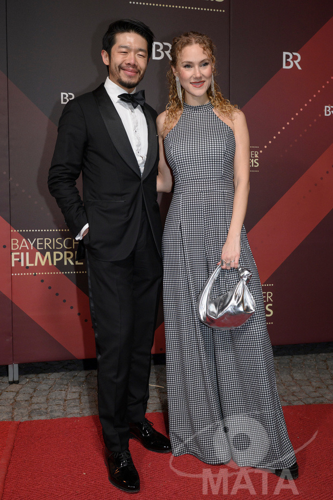 _DWI4913 | Yung Ngo und Pauline Angert bei der Verleihung des 47. Bayerischen Filmpreises 2026  im Prinzregententheater. München, Deutschland. Der Bayerische Filmpreis wird seit 1979 von der Bayerischen Staatsregierung verliehen, um die Bedeutung des Kinofilms als Kulturgut herauszustellen - Realisiert mit Pictrs.com