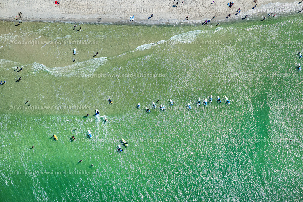Sylt_Wenningstedt_Wassersport_Surfschule_Im_Wasser_Strand_ELS_4904130825 | WENNINGSTEDT (SYLT) 13.08.2025 Sandstrand- Landschaft entlang des Küsten- Verlaufes in Wenningstedt (Sylt) auf der Insel Sylt im Bundesland Schleswig-Holstein, Deutschland. // Beach landscape along the in Wenningstedt (Sylt) at the island Sylt in the state Schleswig-Holstein, Germany. Foto: Martin Elsen