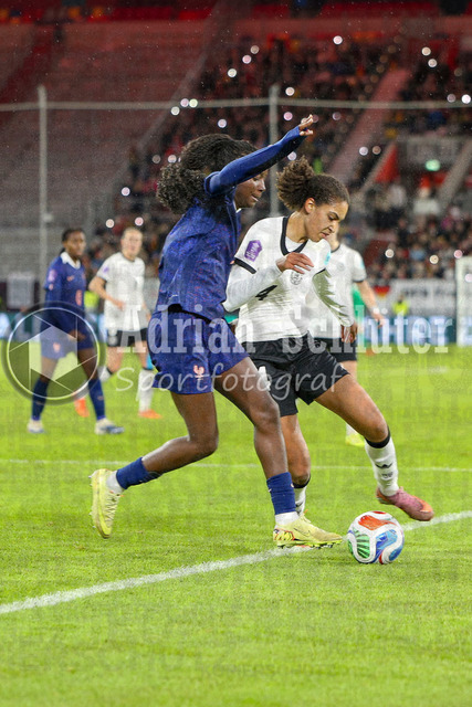 Deutschland vs Frankreich - Halbfinale - UEFA Women's Nations League | Düsseldorf, Deutschland, 24.10.25:   Thiniba Samoura ( Frankreich ) und Cora Zicai ( Deutschland ) im Kampf um den Ball waehrend des Halbfinals der UEFA Women's Nations League zwischen Deutschland vs Frankreich in der Merkur-Spiel-Arena(Foto von Brauer-Fotoagentur / Adrian Schlueter)