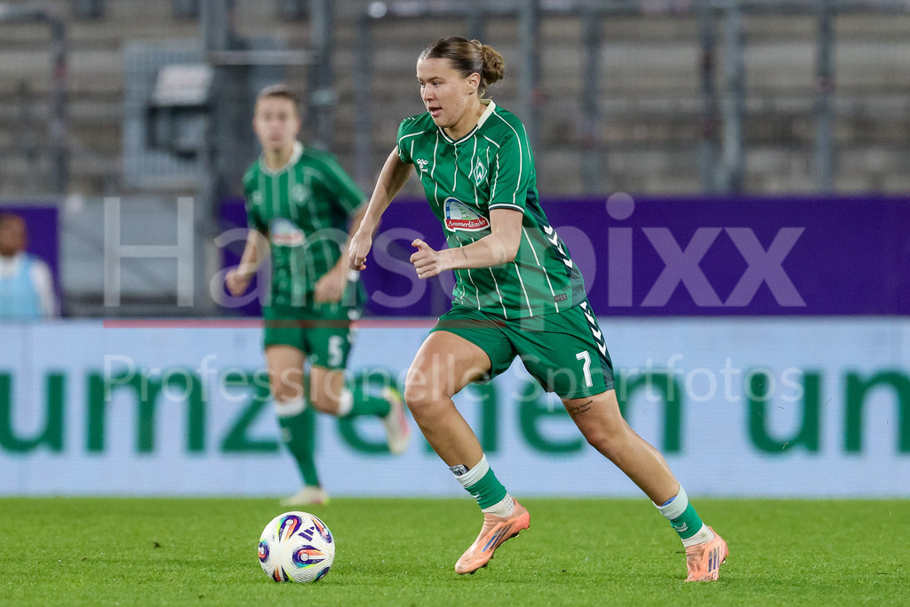 Fussball, Google Pixel Frauen-Bundesliga, SGS Essen - SV Werder Bremen | Larissa Mühlhaus (SV Werder Bremen, 7) am Ball, Einzelbild, Ganzkörper, Aktion, Action, Spielszene, DIE DFB-RICHTLINIEN UNTERSAGEN JEGLICHE NUTZUNG VON FOTOS ALS SEQUENZBILDER UND/ODER VIDEOÄHNLICHE FOTOSTRECKEN. DFB REGULATIONS PROHIBIT ANY USE OF PHOTOGRAPHS AS IMAGE SEQUENCES AND/OR QUASI-VIDEO.
